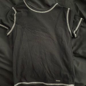 Cropped “baby tee” in black from Hollister